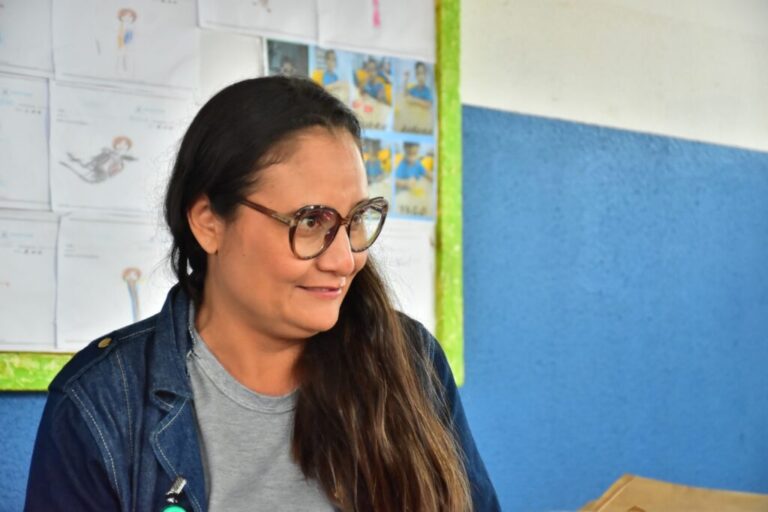 Por amor aos filhos, mãe muda rotina para viver perto da escola