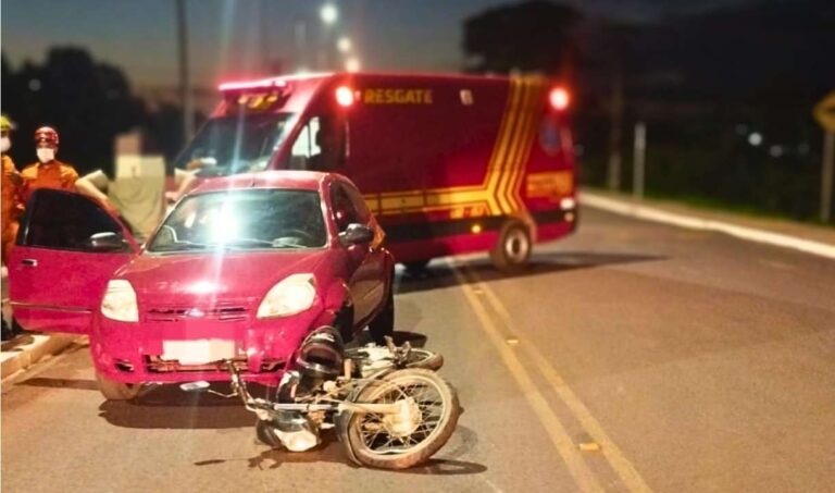 Motociclista fica ferido após queda e colisão com carro em rotatória de Corumbá