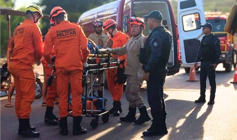 Motociclista bate em caminhão estacionado e é socorrido pelos Bombeiros