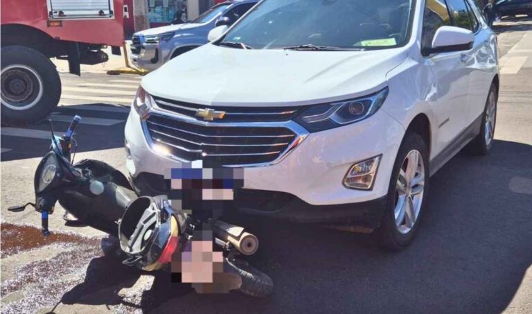 Motociclista sofre suspeita de fratura após colisão com carro em cruzamento de Corumbá