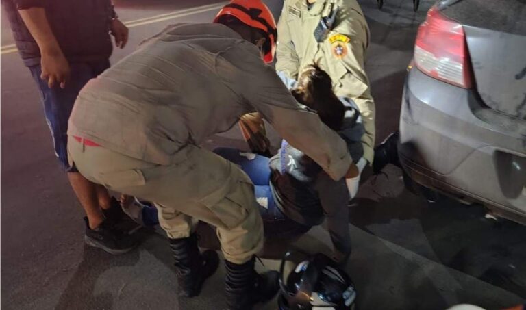 Mulher sofre ferimento na cabeça após colisão entre carro e moto em Corumbá