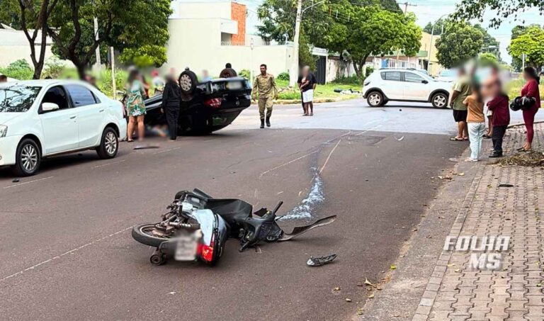 Carro capota após batida com motocicleta no centro de Corumbá