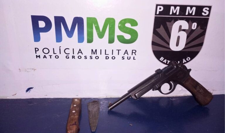 Homem é levado para delegacia após briga com companheira e apreensão de arma em Ladário