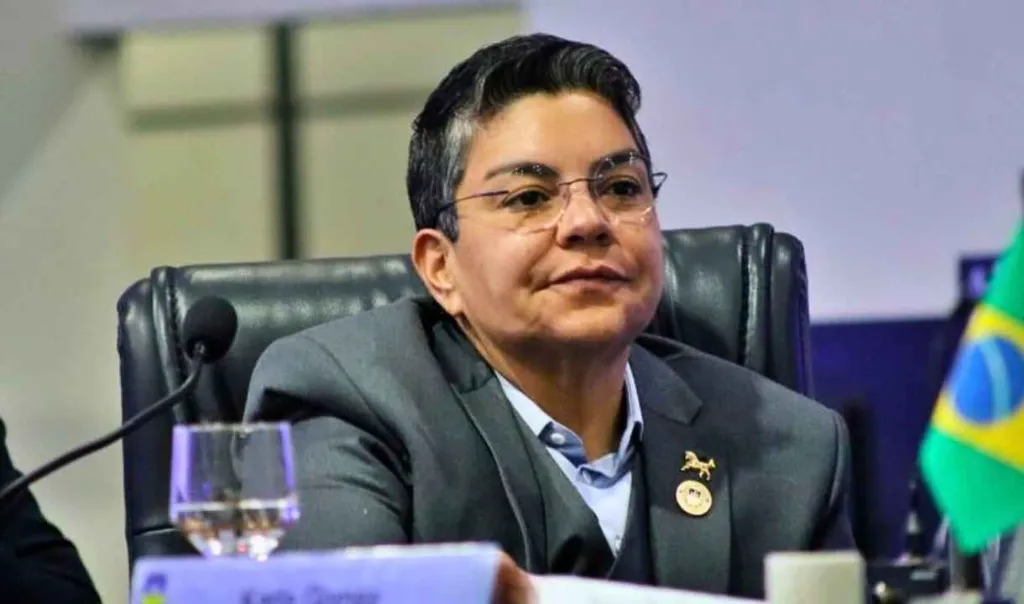 Mesa da Câmara municipal com gavel e documentos durante sessão extraordinária