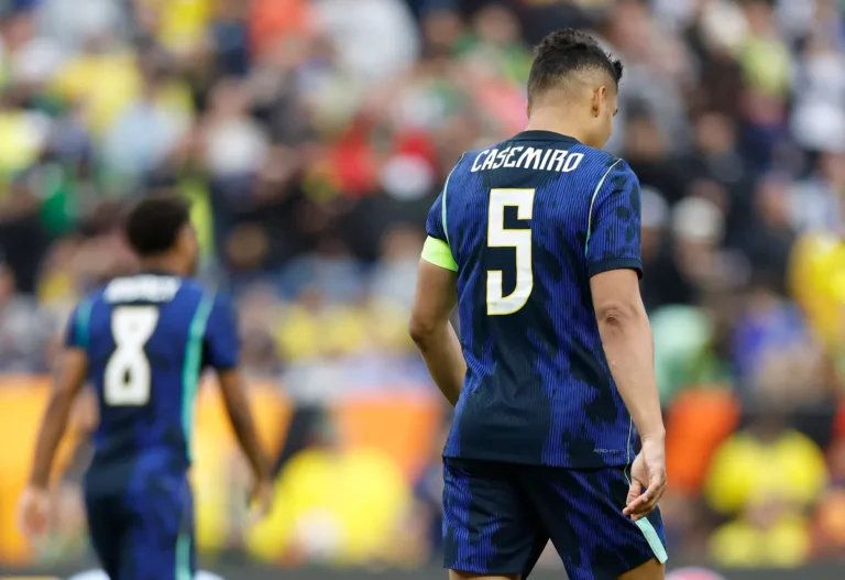 Jogadores da seleção brasileira em treino com destaque para os números nas camisas