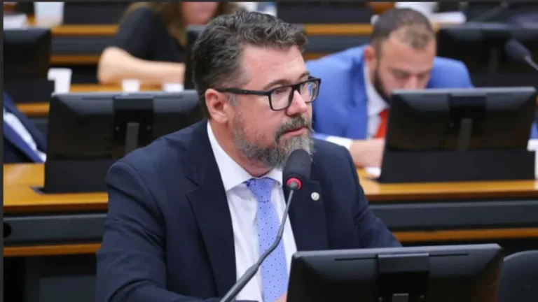 Deputados no plenário da Câmara, com foco na Mesa Diretora, representando a recomendação de suspensão de um parlamentar.