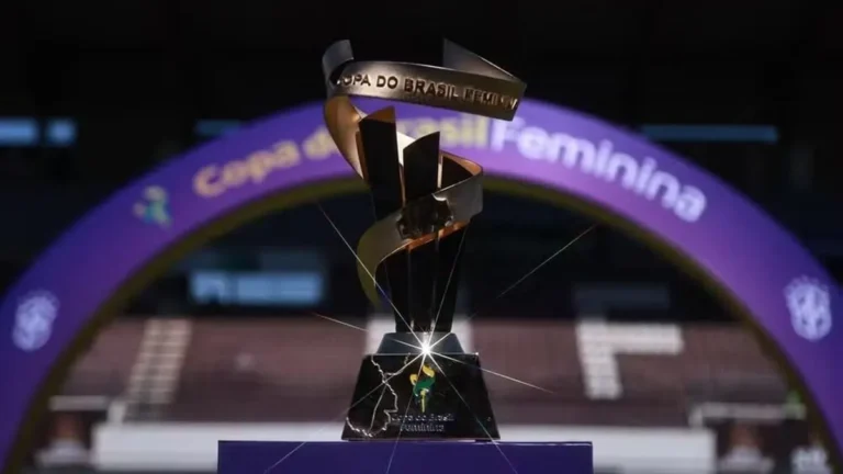 Jogadoras de Palmeiras e Corinthians disputam bola em clássico no Nubank Parque