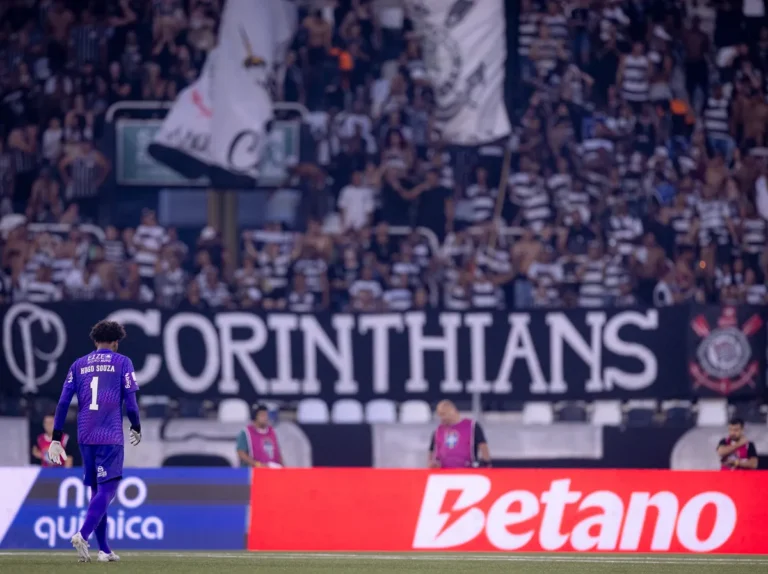 Jogadores do Corinthians abatidos no gramado após derrota com Hugo Souza em destaque