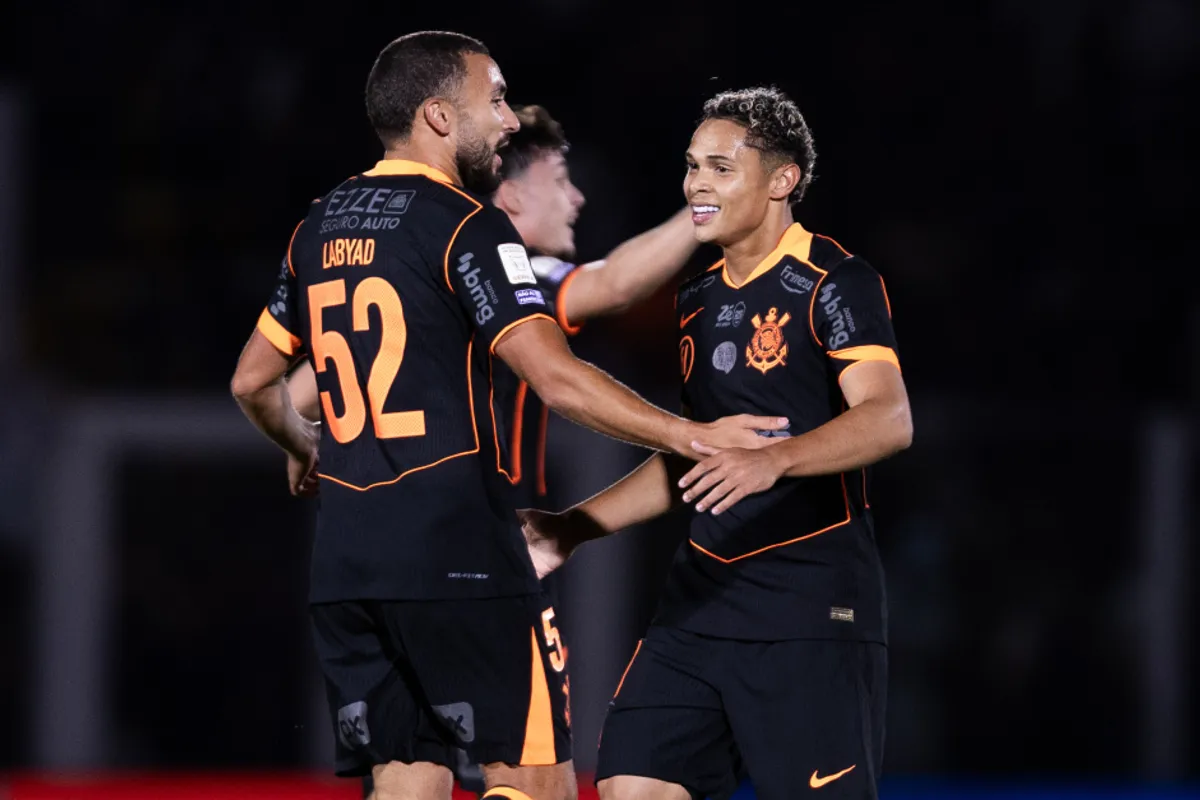 Jogador do Corinthians com expressão de frustração em campo durante partida
