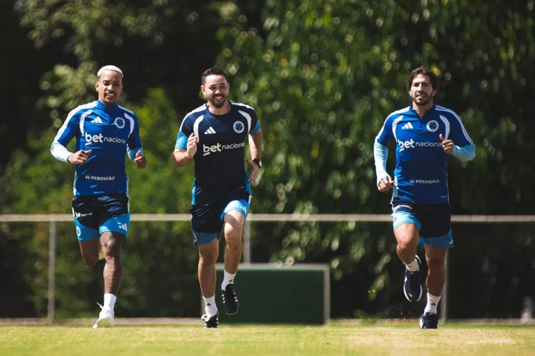 Campo de futebol do Cruzeiro com escudo em destaque