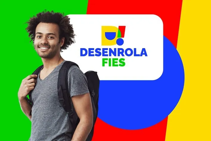 Estudante acessando app bancário para renegociação do Fies com contrato e mapa do Mato Grosso do Sul ao fundo