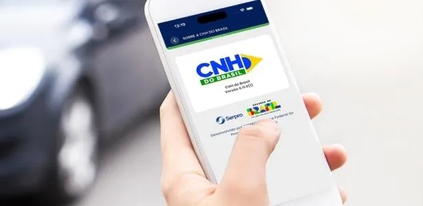 Mão segurando Permissão para Dirigir com carro e moto desfocados e frasco de exame toxicológico ao lado