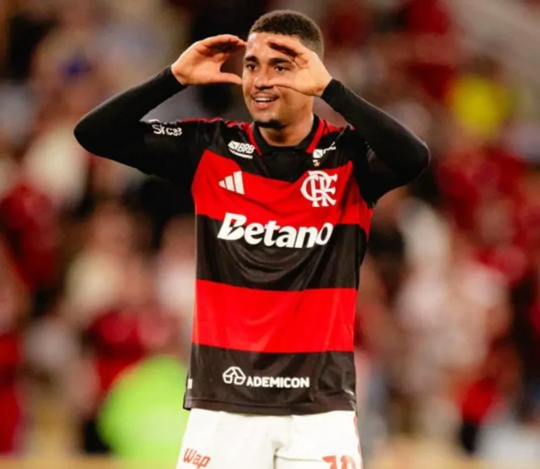 Samuel Lino comemorando gol no Maracanã com torcida ao fundo