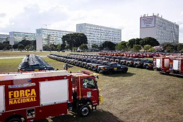 Entrega de equipamentos de combate a incêndios no Cerrado com veículos, brigadistas e drones sobrevoando