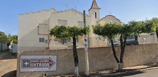Profissionais de funerária e equipe médica atendendo homem que apresentou sinais vitais durante transporte