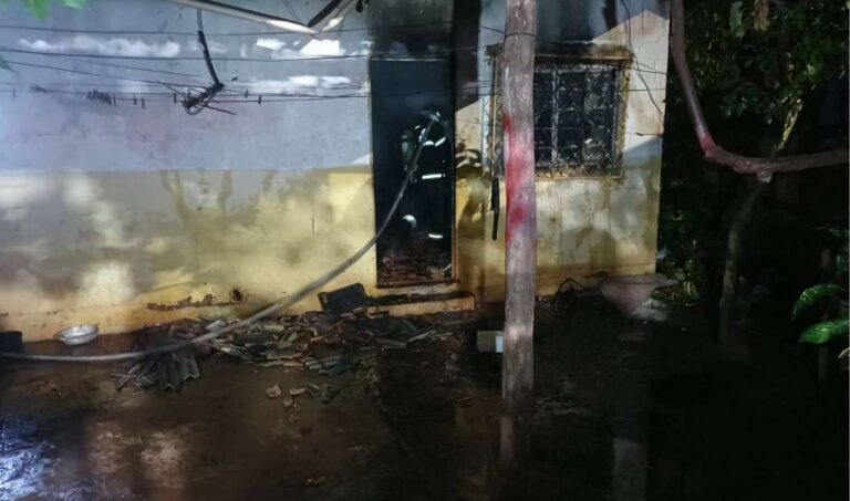 Incêndio destrói quatro cômodos de casa em Ladário após vela acesa em quarto