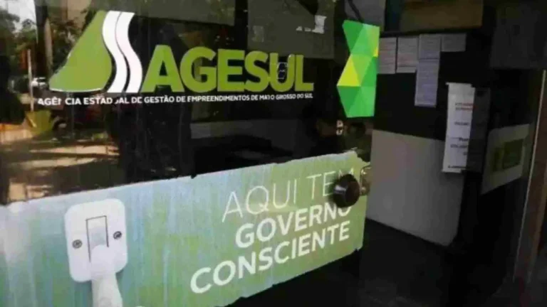 Juiz assinando sentença em gabinete com documentos e brasão ao fundo