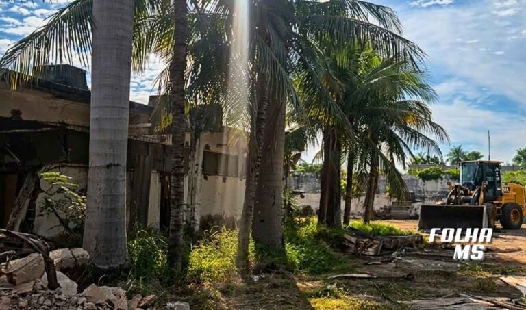 PM interrompe ação com tratores em terreno da Liga Árabe no Centro de Corumbá