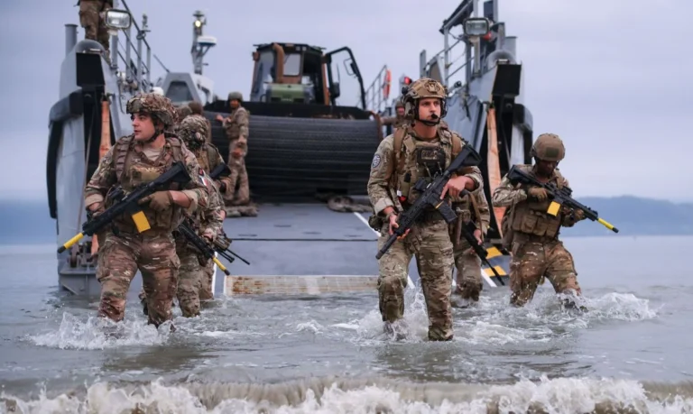 Marinhas brasileira e francesa realizam exercício conjunto na costa do Rio