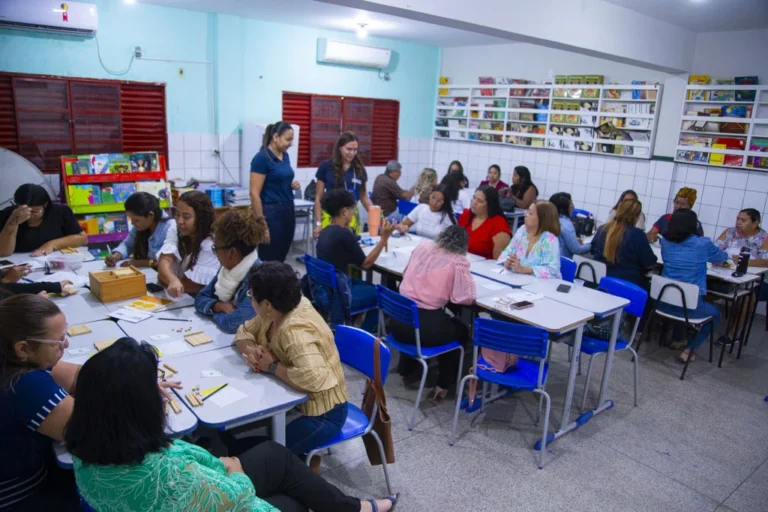 Formação em serviço reúne profissionais da educação nesta segunda-feira