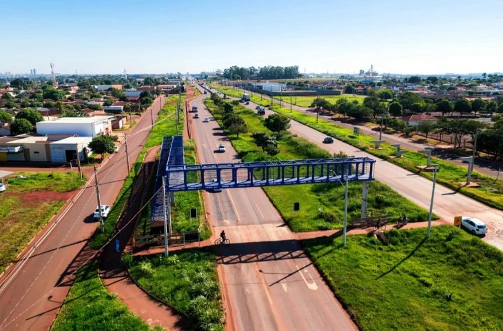 Passarela na MS-156 é implantada para garantir travessia segura em Dourados