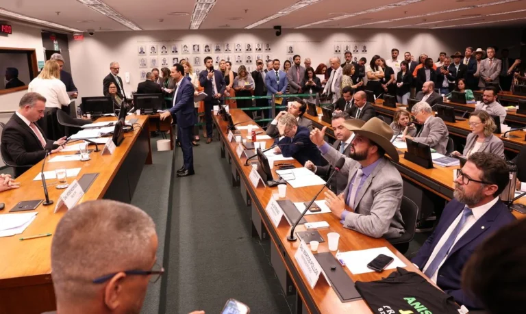 Conselho de Ética suspende por 60 dias três deputados por motim na Câmara