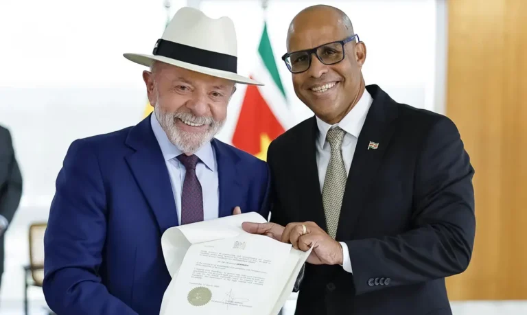 Lula recebe credenciais de embaixadores e autoriza atuação de sete representantes