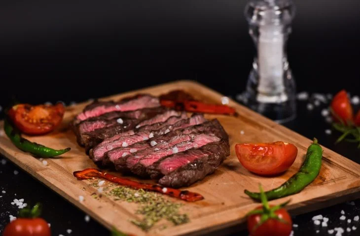 Churrasco no Dia das Mães registra variação de até 242% nos preços em MS