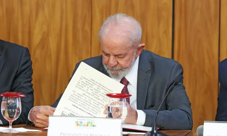 Lula veta reconhecimento do estágio como experiência profissional