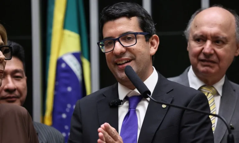 PF investiga deputado do RJ por fraudes em contratos de R$ 200 milhões