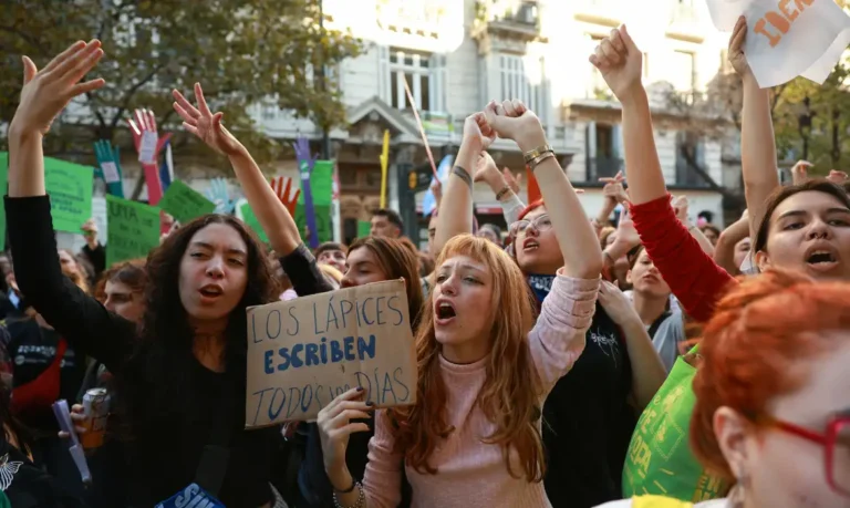 Marcha Universitária é realizada para protestar contra cortes de Milei