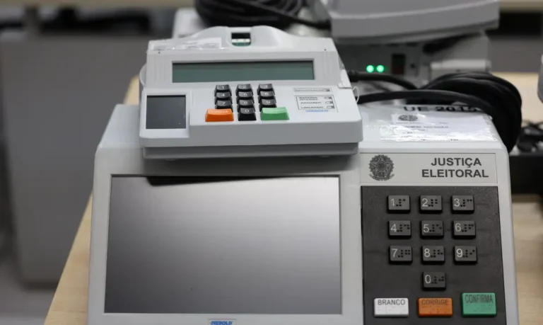 Pesquisa aponta que desinformação mira urnas eletrônicas