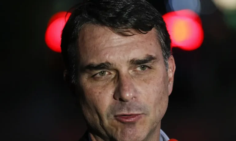 Flávio Bolsonaro confirma cobrança a Vorcaro, mas nega irregularidade