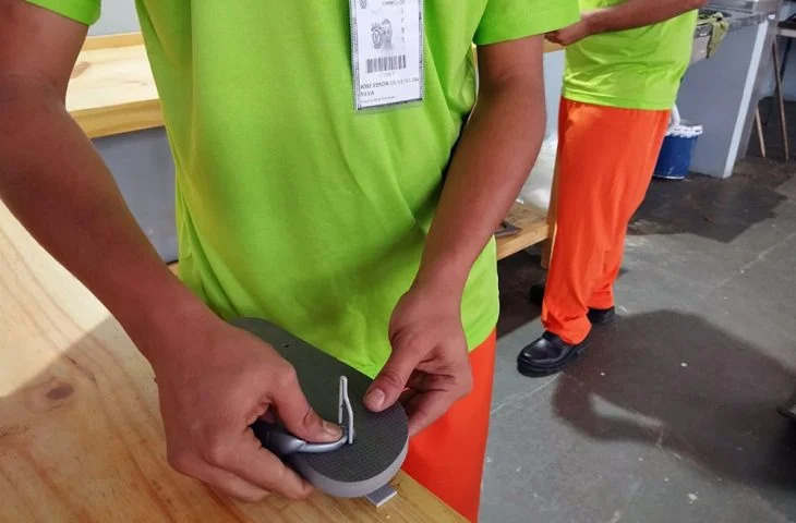 Penitenciária de Dourados é responsável por produção de chinelos para internos