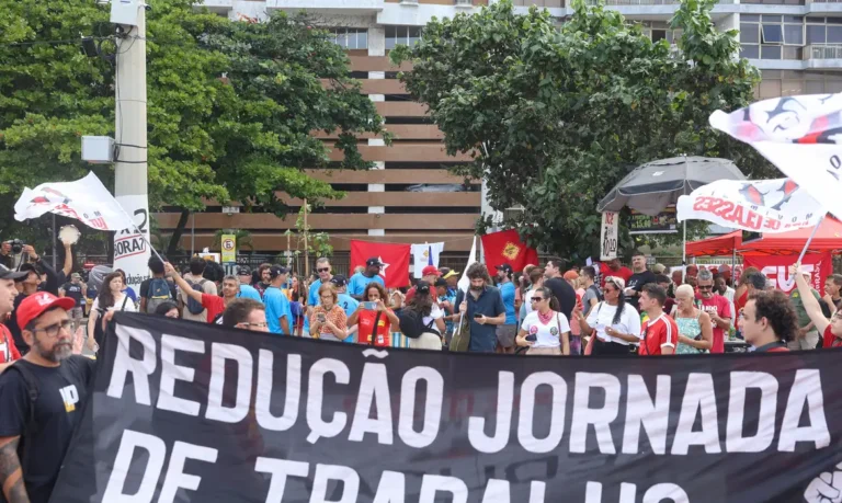 Escala 6×1 é debatida como redução da jornada de trabalho no Brasil