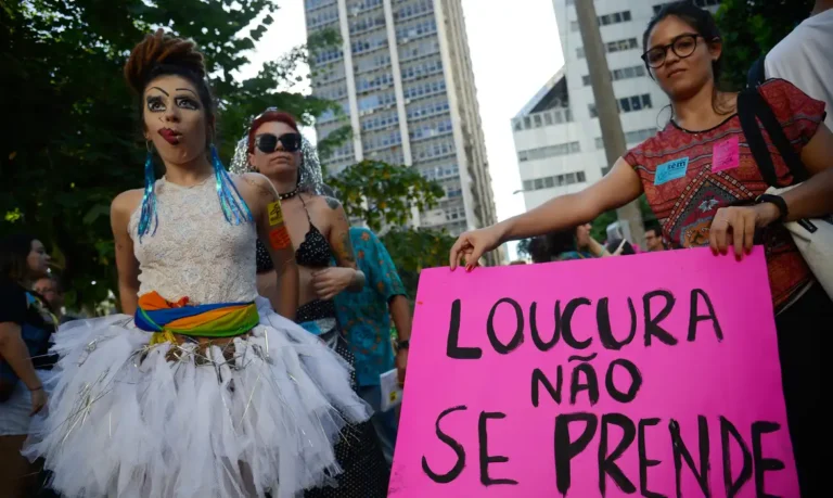 Tratamento humanizado é desafio persistente na luta antimanicomial no Brasil