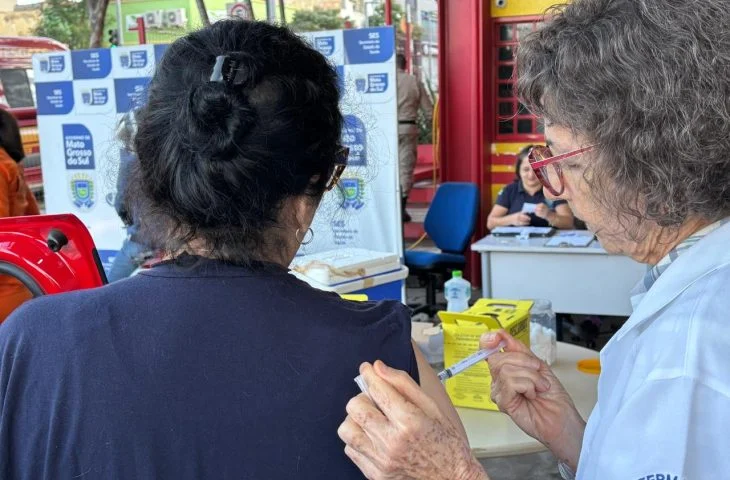 Drive-thru de vacinação registra cerca de 4 mil doses aplicadas em Campo Grande