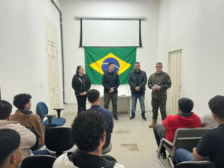 Juramento à Bandeira é realizado para jovens dispensados do serviço militar