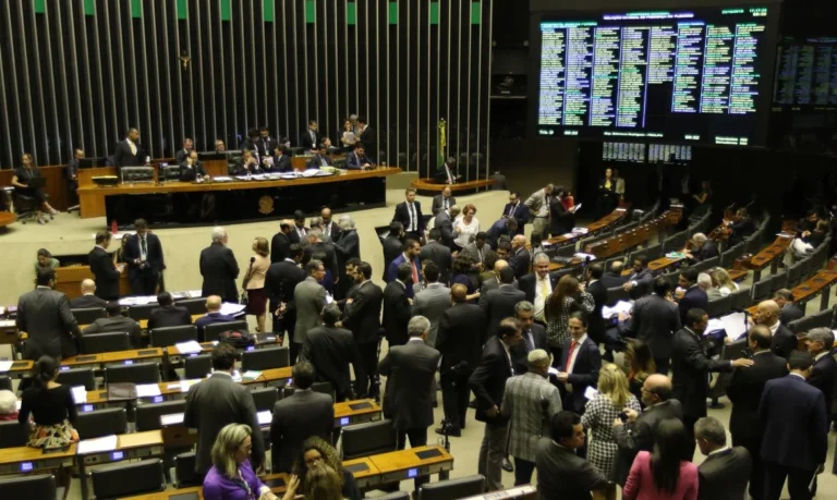 Municípios inadimplentes podem receber recursos federais, decide Congresso