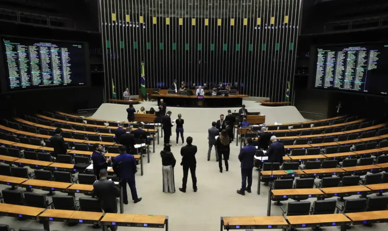 Minirreforma eleitoral reduz instrumentos de fiscalização e limita multas