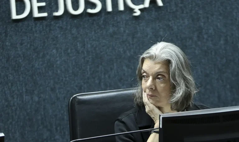 Cármen Lúcia vota para anular mudança na Lei da Ficha Limpa
