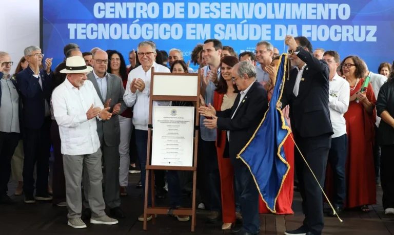 Brasil se mostra competitivo e capaz, afirma Lula na inauguração da Fiocruz