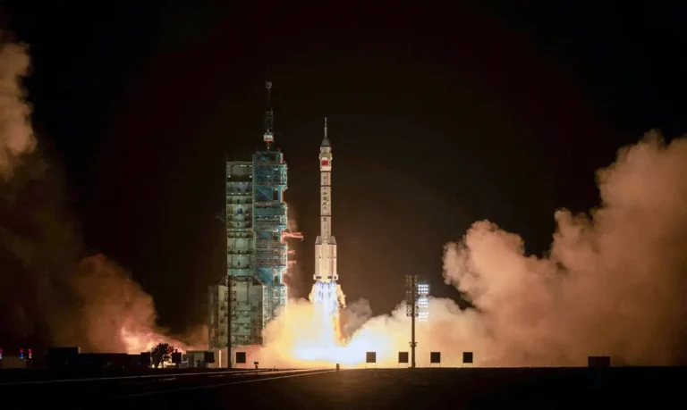 China envia astronauta para missão espacial de um ano na estação Tiangong
