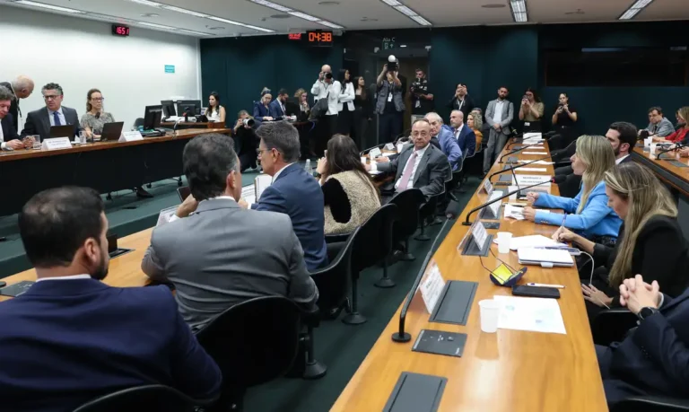 Votação do fim da escala 6×1 é adiada após pedido de vista na comissão