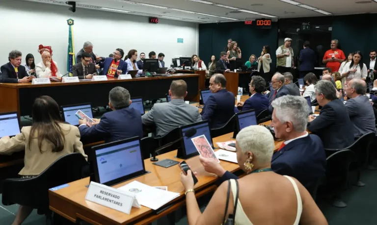 Oposição critica proposta que prevê o fim da escala 6×1 na Câmara