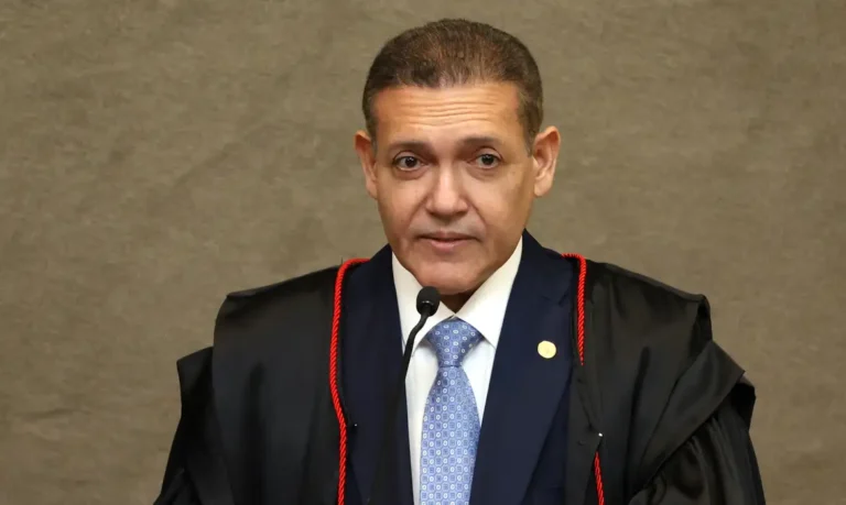 Nunes Marques fixa prazo para parecer da PGR sobre revisão criminal de Bolsonaro