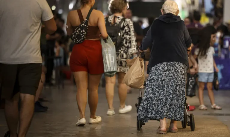 Defeitos em calçadas ampliam medo de cair entre idosos nas áreas urbanas