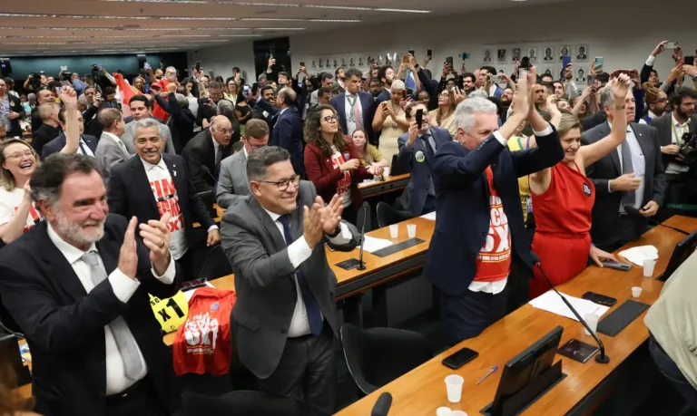 Comissão aprova PEC que acaba com escala 6X1 e prevê redução da jornada para 40 horas semanais