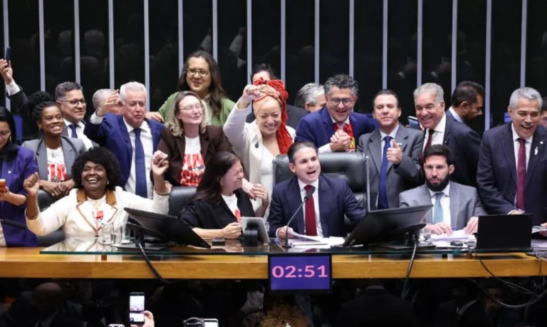 Câmara aprova PEC que acaba com a escala 6×1 e reduz jornada para 40 horas