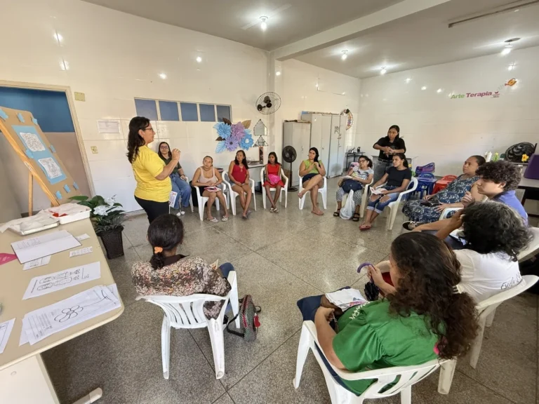 CRAS I realiza reunião mensal e promove ações do Maio Laranja com usuários
